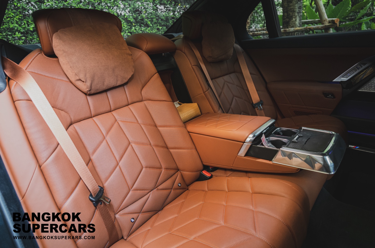 ให้เช่ารถ BMW i7