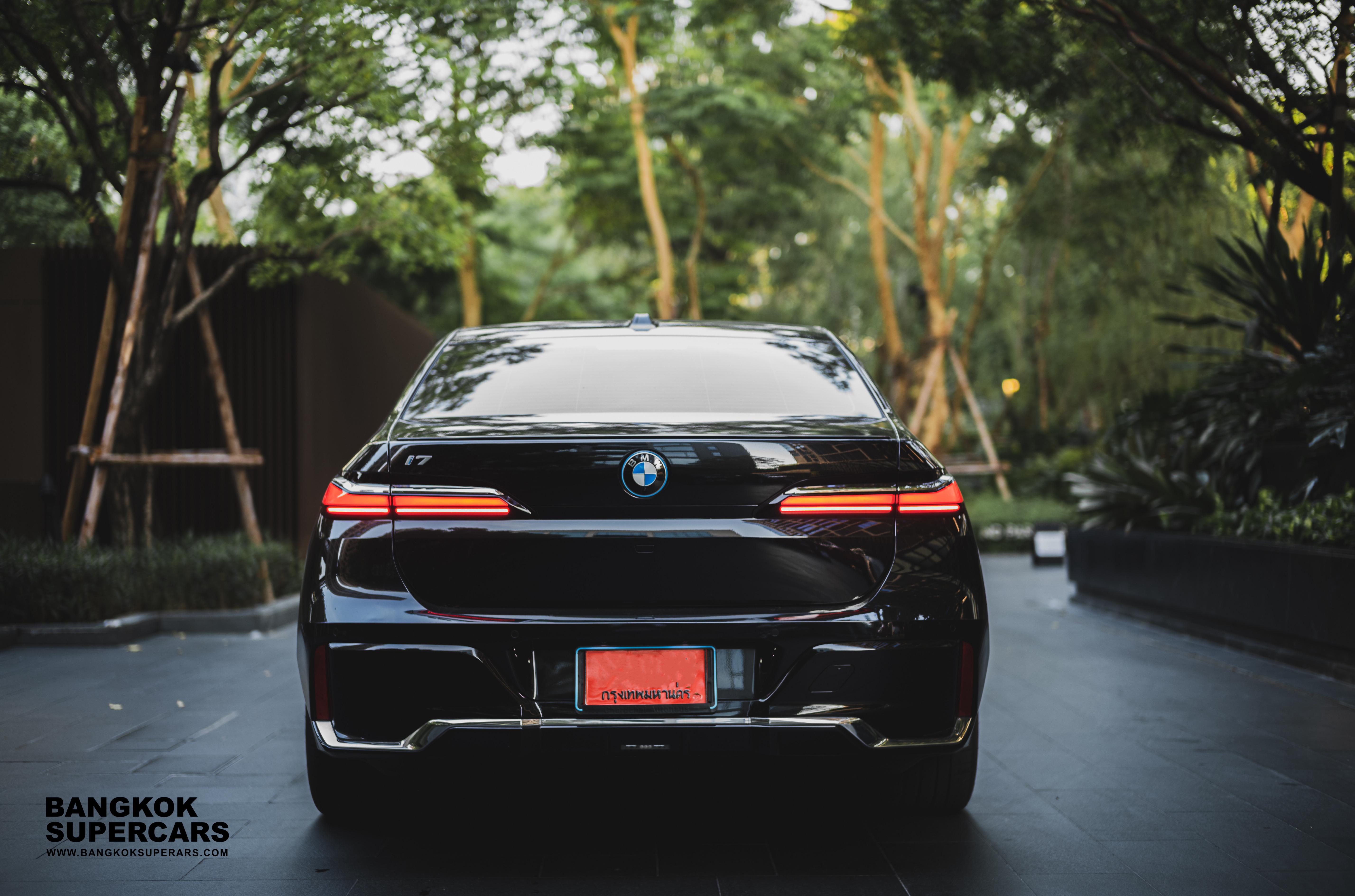 ให้เช่ารถ BMW i7