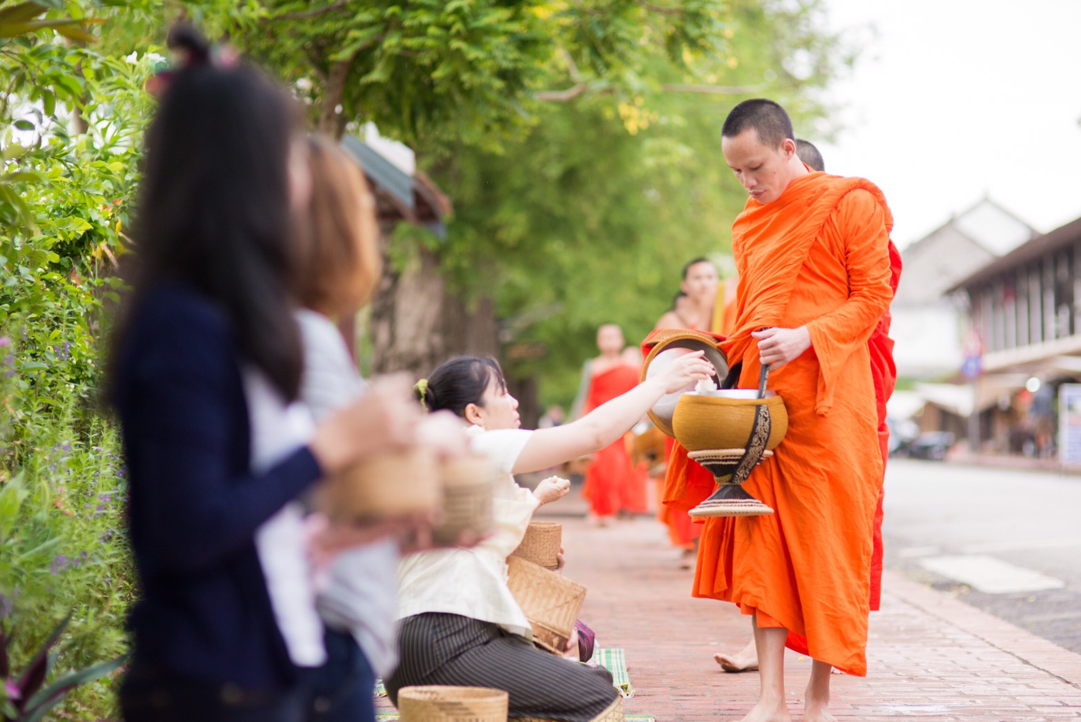 ใส่บาตรข้าวเหนียว