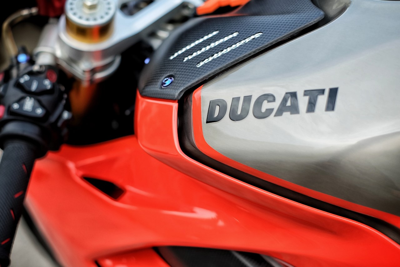 ducati_panigale_v4s_titanium_bolts_ของแต่งรถดูคาติทำสีถังเงินมอเตอร์ไซด์_mpkconcept