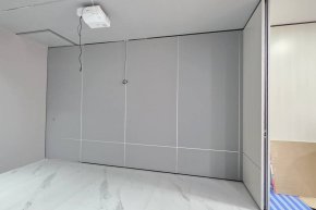 ผลงานติดตั้งฟิล์มสีเทาบนผนังไม้อัด 