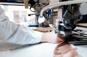 ผ้านันวูเว่น: วัสดุเงียบที่เปลี่ยนโลกการใช้ชีวิตโดยที่เราไม่รู้ตัว