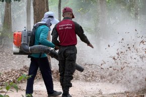 เขตประกอบการอุตสาหกรรมไทยอีสเทิร์นร่วมกับเครือข่ายวิสาหกิจชุมชนผู้ผลิตปาล์มน้ำมันอย่างยั่งยืนไทยอีสเทิร์นจัดฝึกอบรมการดับไฟป่า