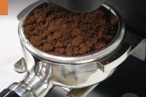ผงกาแฟบดจับตัวเป็นก้อน เพราะอะไร? ส่งผลอย่างไร? แก้ไขอย่างไร?