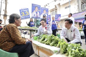 "พีระพันธุ์" บุกตลาดสดกันทรลักษ์ ฟังเสียงสะท้อนพ่อค้าแม่ค้า ชูนโยบายลดราคาพลังงาน เพิ่มเบี้ยคนชรา ฟื้นเศรษฐกิจชายแดน