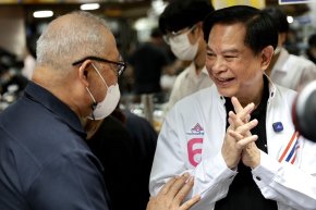 โดนใจวัยเกษียณ! 'พีระพันธุ์' ลงพื้นที่ฝั่งธนฯ ชูนโยบาย 1,500 บาท-กองทุนฉุกเฉิน กู้วิกฤตค่าครองชีพ