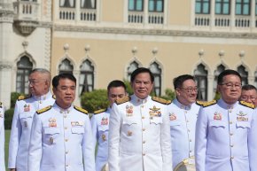 พีระพันธุ์ วมถ่ายภาพหมู่พร้อมคณะรัฐมนตรีชุดใหม่ ณ บริเวณสนามหญ้าหน้าตึกไทยคู่ฟ้า ทำเนียบรัฐบาล ก่อนการประชุมคณะรัฐมนตรี (นัดพิเศษ)