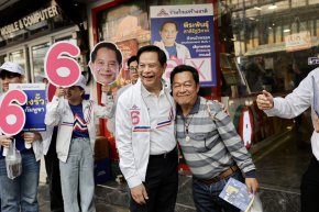 "พีระพันธุ์" ลุยสาทร ! ชาวบ้านสะท้อนปัญหา "น้ำท่วม-ค่าครองชีพ" ชูเป็น "วีรบุรุษพลังงาน" สานต่อ "ลดค่าไฟ-ล้างบางคอร์รัปชัน" 