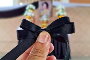 เด็ก ๆ ทำโบสีดำติดเสื้อ ถวายความอาลัยพระพันปีหลวง