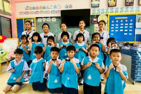  พี่ๆ สอนน้องอนุบาลทำโบสีดำติดเสื้อ ถวายความอาลัยพระพันปีหลวง