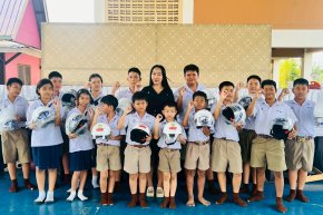  มอบหมวกกันน็อก ตามโครงการ DENSO&AMATA Together for Safe Road