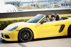 KISAA เปิดตัว 3 พรีเซ็นเตอร์ ออม สุชาร์ และคู่จิ้น ซี – เซ้นต์ ขับ Porsche Boxster เปิดประทุนสุดหรู ร่วมงาน