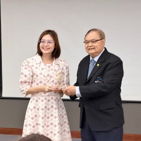 พญ.เพชรไพลิน พงษ์บริบูรณ์ ร่วมเป็นวิทยากรพิเศษในงานเสวนา "เพิ่มคุณภาพ เพิ่มพูนธุรกิจ" โดยชมรมบัวหลวงเอสเอ็มอี
