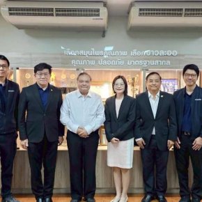 บริษัท ขาวละออเภสัช จำกัด ให้การต้อนรับคณะผู้บริหารและคณะผู้แทนจาก ศูนย์นวัตกรรมสุขภาพ คณะแพทยศาสตร์ มหาวิทยาลัยเชียงใหม่ (MEDCHIC) และ ศูนย์วิจัยทางคลินิกเพื่อการทดสอบและพัฒนาผลิตภัณฑ์อาหารและสมุนไพร (CR-FAH)