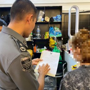 DSI ตรวจค้นอาคารพาณิชย์เก็บสินค้าละเมิดเครื่องหมายการค้าย่านเขตราชเทวี  ยึดสินค้าที่ละเมิดเครื่องหมายการค้ากว่า 50,000 ชิ้น มูลค่าความเสียหาย 20 ล้านบาท