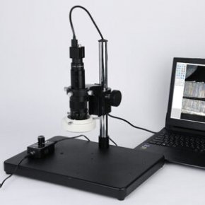 What is the concept of magnification of a digital microscope?