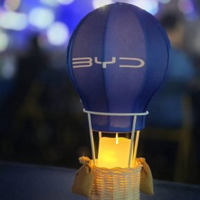 รับผลิตโคมไฟและงานดีไซน์ตามแบบ | ผลงานบอลลูนจิ๋วสำหรับ BYD