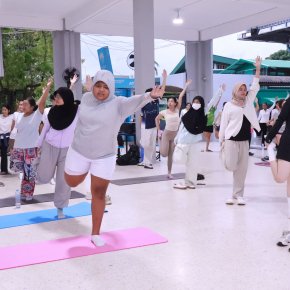 Keeping Fit - Yoga (BBA69)