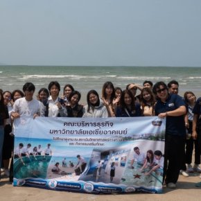 กิจกรรมเก็บขยะบริเวณริมชายหาดบางแสน ในโครงการ Heart for Thai Sea Restoration