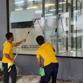 สว่าง ใส ไร้ที่ติ บริการทำความสะอาดกระจกทั้งภายในและภายนอก