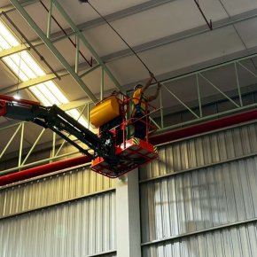 ทีมงานมืออาชีพพร้อมอุปกรณ์เฉพาะทางสำหรับบริการ Big Cleaning โรงงานขนาดใหญ่