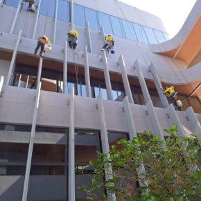 บริการทำความสะอาดผนังภายนอกอาคารสูงโดยทีมช่างโรยตัวมืออาชีพที่ได้รับความไว้วางใจ