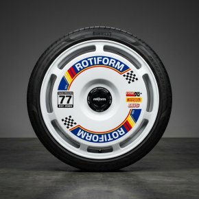 ฝาครอบล้อ Rotiform AeroDisc สไตล์ Motorsport ติดตั้งบนล้อรถสปอร์ต