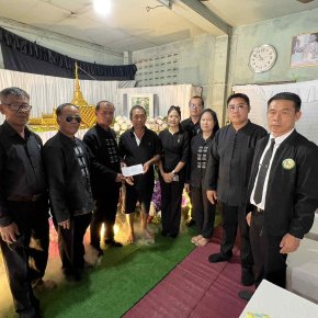 วางพวงหรีดเพื่อไว้อาลัยและแสดงความเสียใจกับครอบครัว แม่กิ่งแก้ว สืบสกุลแก้ว