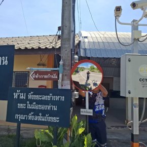 ดำเนินการเปลี่ยนกระจกโค้งอันใหม่ทดแทนอันเก่าที่ชำรุด