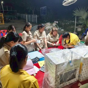 ดำเนินการรับมอบหีบบัตรเลือกตั้งและวัสดุอุปกรณ์ในการเลือกตั้ง และรวมผลการนับคะแนน