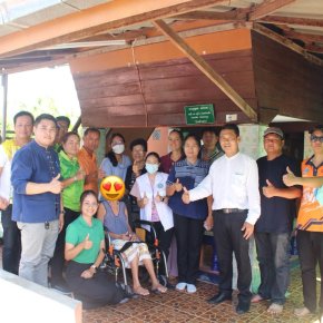 ลงพื้นที่มอบรถเข็นนั่งคนพิการ