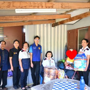 ลงพื้นที่มอบสิ่งของให้แก่ผู้ประสบปัญหาทางสังคม