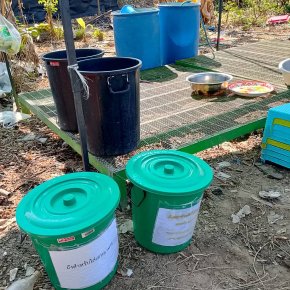 นำถังขยะเปียกลดโลกร้อน และถุงตาข่ายสีน้ำเงิน ไปติดตั้งในงานขาวดำในเขตพื้นที่ของเทศบาลตำบลท่าเชียงทอง