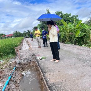 ลงพื้นที่ตรวจเยี่ยมหน้างานโครงการ ก่อสร้างไหล่ทางคอนกรีตเสริมเหล็ก พร้อมวางท่อคอนกรีตเสริมเหล็ก หมู่ที่ 2