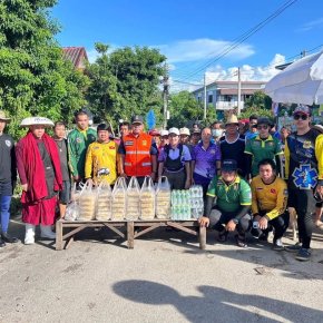 ลงพื้นที่มอบอาหารปรุงสำเร็จและน้ำดื่มให้กับผู้ประสบอุทกภัยน้ำท่วม