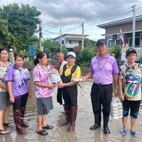 ลงพื้นที่มอบถุงยังชีพช่วยเหลือผู้ประสบอุทกภัยและให้กำลังใจผู้ประสบภัยในเขตพื้นที่