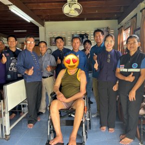 ลงพื้นที่มอบรถเข็นนั่งคนพิการ (Wheel Chair) จำนวน 9 คัน แก่ประชาชนในเขตพื้นที่เทศบาลตำบลท่าเชียงทอง