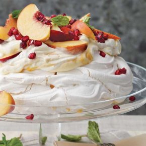 Peaches and Cream Pavlova : พีช และพาฟโลวาครีม