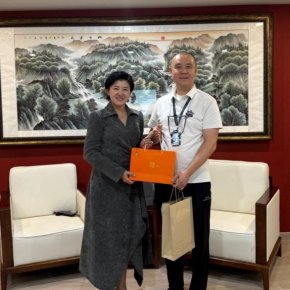 【คุณกัวรุ่ย ประธานกลุ่ม ให้การต้อนรับคุณหวังหนาน เจ้าของบริษัท Taiguanjia (Thai Butler Service)】