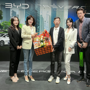 คุณเปี๊ยก (Piak) ได้ร่วมแลกเปลี่ยนคำอวยพรปีใหม่ พร้อมมอบของขวัญปีใหม่ให้แก่กัน
