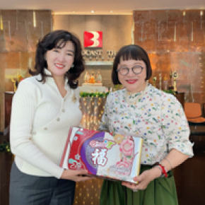 คุณกัวรุ่ย ประธานบริษัท เดินทางเข้าเยี่ยมบริษัท Broadcast Thai และพบกับคุณหน่อง อรุโณชา โดยทั้งสองฝ่ายได้ร่วมพูดคุยแลกเปลี่ยนความคิดเห็นอย่างลึกซึ้งเกี่ยวกับการถ่ายทำมิวสิกวิดีโอเพลง สวัสดีปีใหม่ รวมถึงประเด็นต่าง ๆ ในวงการภาพยนตร์และบันเทิง