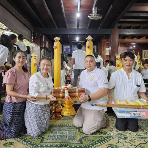 มูลนิธิพุทธภูมิธรรมร่วมบุญวันอาสาฬหบูชา  พุทธศาสนิกชนใส่บาตรท่ามกลางสายฝน ณ วัดป่าบ้านใหม่ จ.อุดรธานี