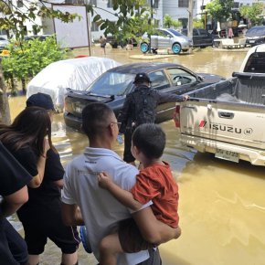 พุทธภูมิธรรมนำสุข รวมพลังบุญซับน้ำตาพี่น้องชาว "บ้านเอื้ออาทรคลองถนน" เขตสายไหม กรุงเทพมหานคร  ส่งข้าว-น้ำ-ยา ลุยน้ำเน่าท่วมขัง