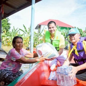  มูลนิธิพุทธภูมิธรรม ร่วมพลังบุญกับ กองพลที่ 1 รักษาพระองค์  และหน่วยราชการ ภาคีจิตอาสา  ​ เดินทางลงพื้นที่ตรวจสอบและช่วยเหลือประชาชนผู้ประสบอุทกภัย จ.อ่างทอง