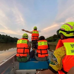 มูลนิธิพุทธภูมิธรรม มอบเสื้อชูชีพ ให้กับสมาคมกู้ภัยหมอนไม้ จุดตรอน​ เพื่อเข้าช่วยเหลือประชาชน