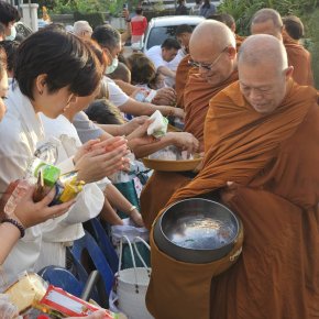 บุญสำเร็จวันเดียว 3 กองบุญ มูลนิธิพุทธภูมิธรรม, กองบุญโภคทรัพย์ เป็นตัวแทนท่านใส่บาตรด้วยนม ขนม น้ำ น้ำผึ้ง มากมาย