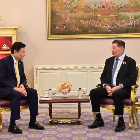 หอการค้าไทย-จีน เข้าพบ นายภูมิธรรม เวชยชัย รองนายกรัฐมนตรี และรัฐมนตรีว่าการกระทรวงมหาดไทย รักษาราชการแทนนายกรัฐมนตรี เพื่อมอบเงินจำนวน  5,000,000 บาท  เพื่อให้รัฐบาลนำไปช่วยเหลือ ทหารและ ประชาชนที่ได้รับผลกระทบจากสถานการณ์ความไม่สงบ  บริเวณชายแดนไทยกัมพู