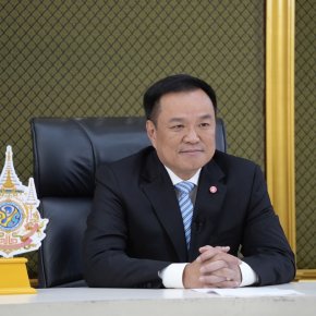 พระบาทสมเด็จพระเจ้าอยู่หัว พระราชทานพระบรมราชานุญาต ให้ มหาดไทย จัดทำเหรียญพระราชทานเพื่อมอบให้ กำนัน ผู้ใหญ่บ้าน ทั่วประเทศ