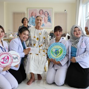 โรงเรียนด็อกเตอร์หนึ่งฯ ร่วมกับมูลนิธิและภาคีเครือข่าย ในโครงการ "กตเวทิตาคารวะ" เยี่ยมผู้สูงอายุ ๑๐๐ ปี