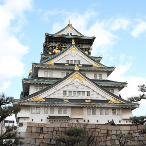 Osaka Castle Tower is popular as a symbol of Osaka. Museum of history inside the castle introduces a variety of cultural assets.